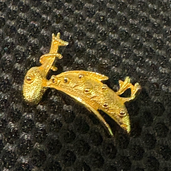 Vintage Gold Tone Pelican Brooch with Fish Accent - Nautical/ Coastal Chic - Picture 5 of 8